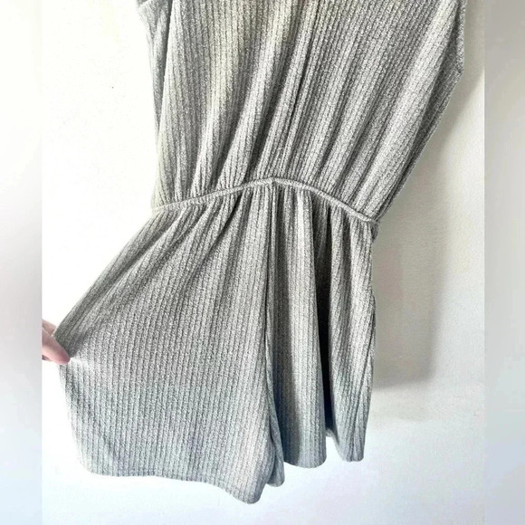 Heatherly Delia Faux Wrap Knit Gray Sleeveless Ribbed Comfy Romper Size Medium - Picture 9 of 10